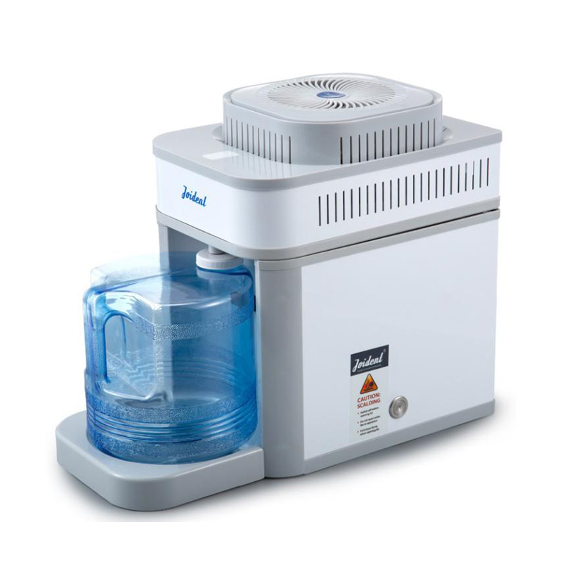 Quid interest inter aquam emundantem et distillatorem aquae?